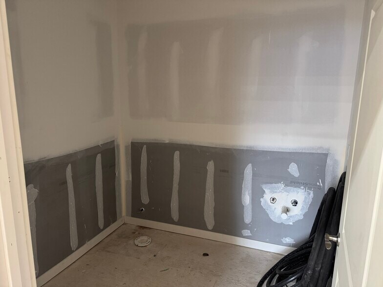 More Photos Of 10 E Washington Ave, Washington Apartments For Lease