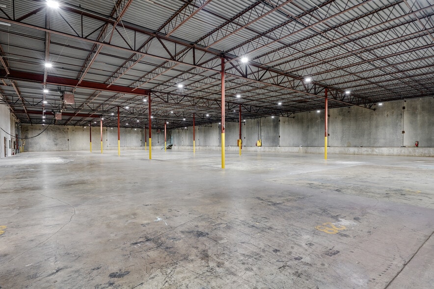 More Photos Of 2570 W Commerce St, Dallas Warehouse For Sale
