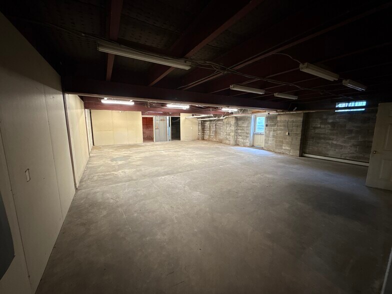 More Photos Of 405 N East St, Carlisle Distribution For Lease