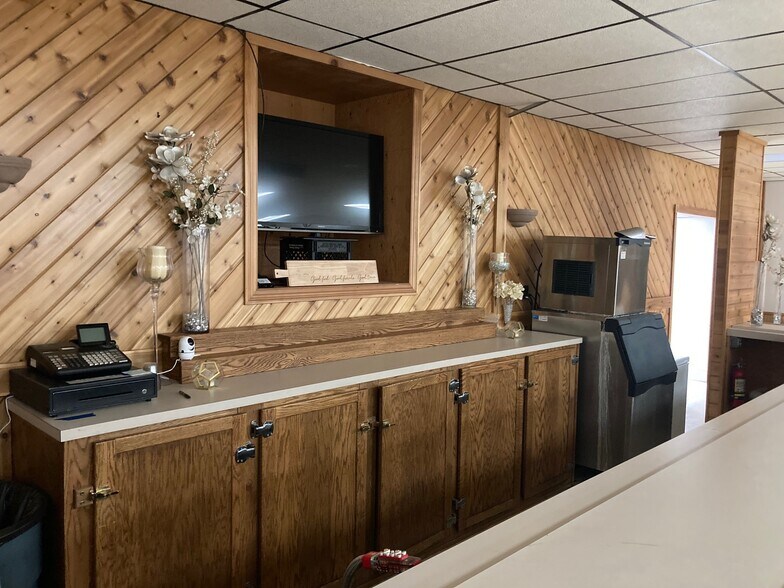 More Photos Of 220 Towner Ave, Larimore Flex For Sale