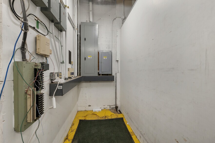 More Photos Of 777 S Willow St, Manchester Storefront For Lease