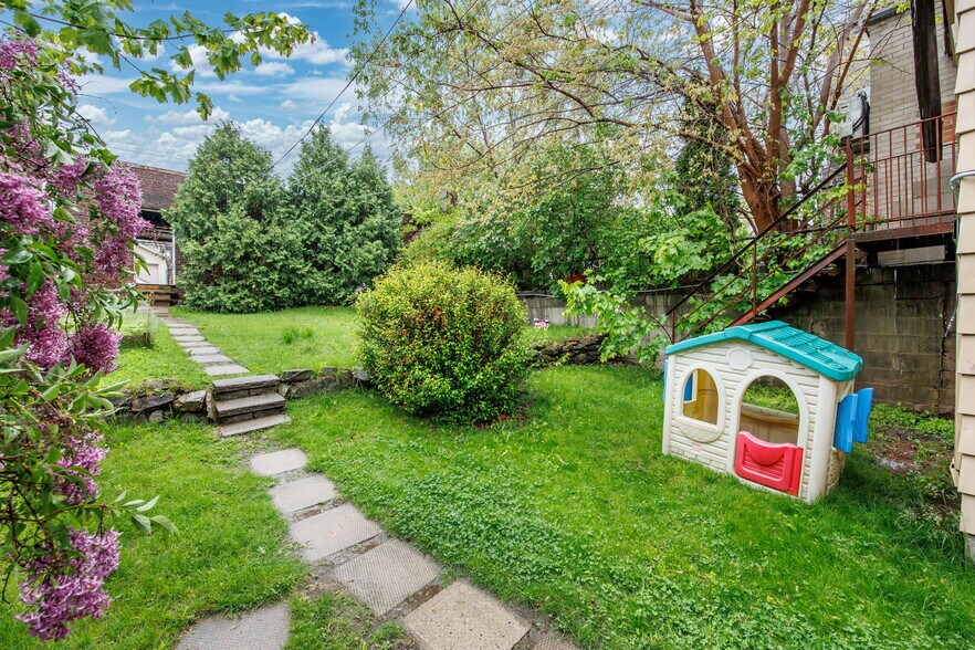 More Photos Of 1611 Bloor St W, Toronto Storefront Retail Office For Sale