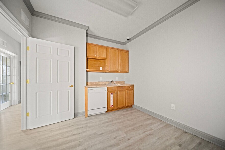 More Photos Of 6817 Southpoint Pky, Jacksonville Loft Creative Space For Lease