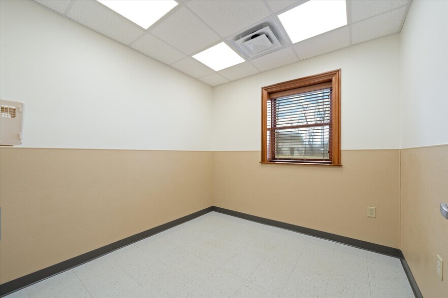 More Photos Of 114 Parliament Dr, Maryville Medical For Sale