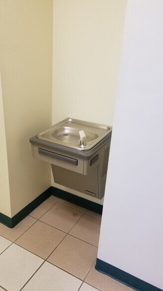 More Photos Of 7802 Kingspointe Pky, Orlando Office For Lease