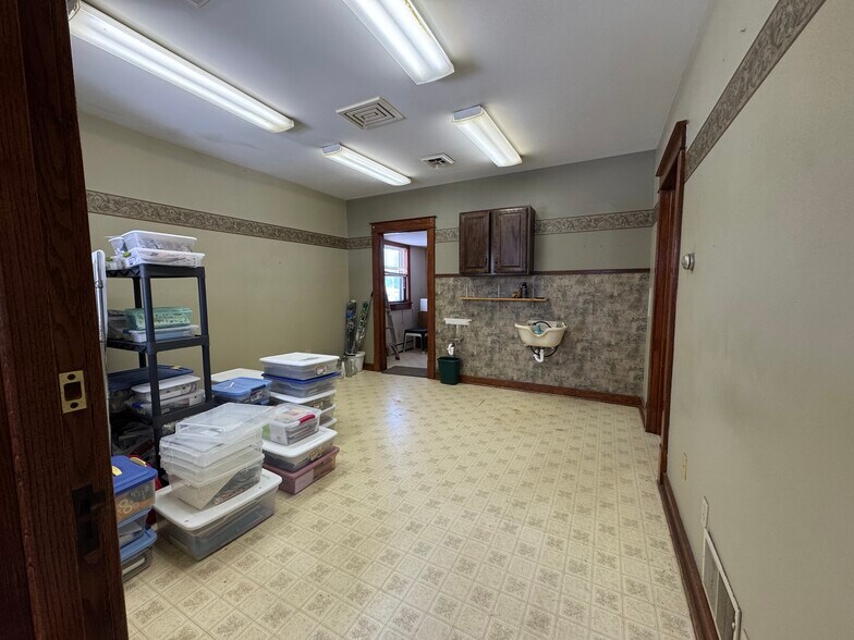 More Photos Of 300 E Pioneer St, Crandon Flex For Sale