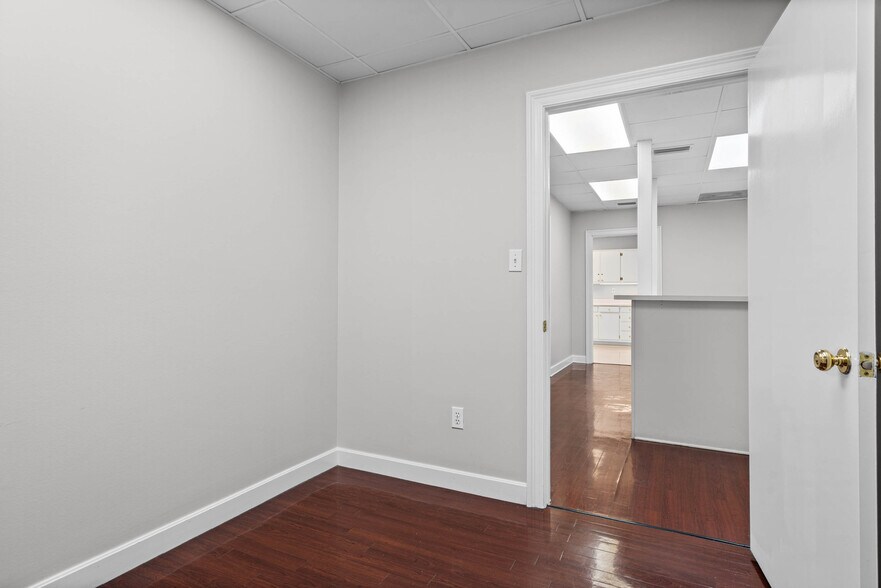 More Photos Of 3664 College Ln S, Mobile Medical For Sale