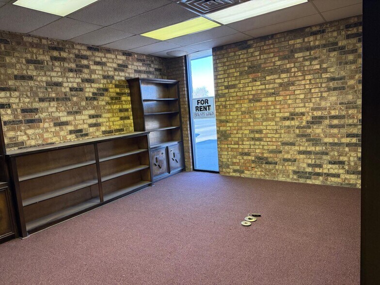 More Photos Of 2451 34th St, Lubbock Freestanding For Lease