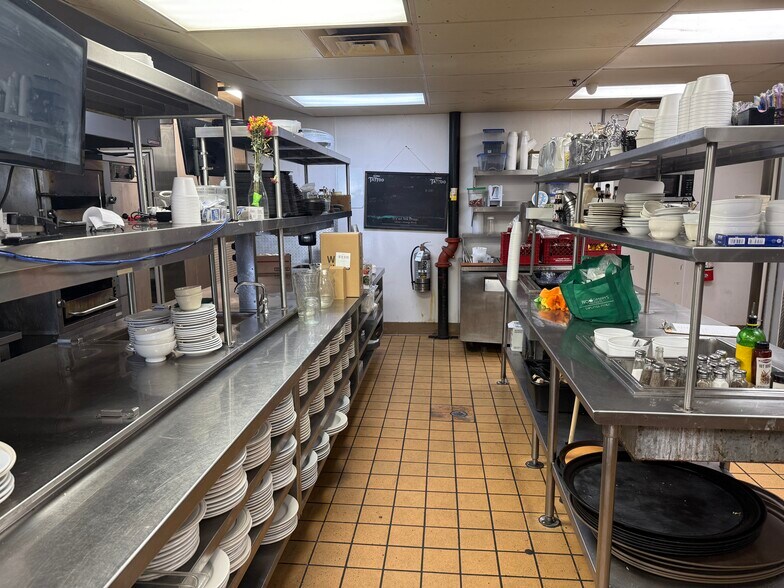 More Photos Of 1025 N Sherman Ave, Madison Freestanding For Lease