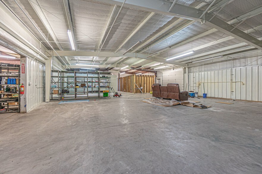 More Photos Of 700 N Main St, Lexington Warehouse For Lease