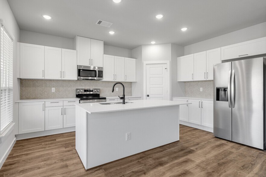 More Photos Of 651-655 Clovis St, Midlothian Apartments For Sale