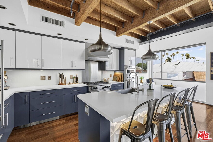 More Photos Of 2120 Narcissus Ct, Venice Office For Sale
