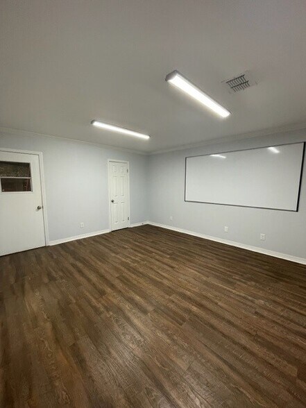 More Photos Of 1310 Driftwood Dr, Bossier City Warehouse For Lease