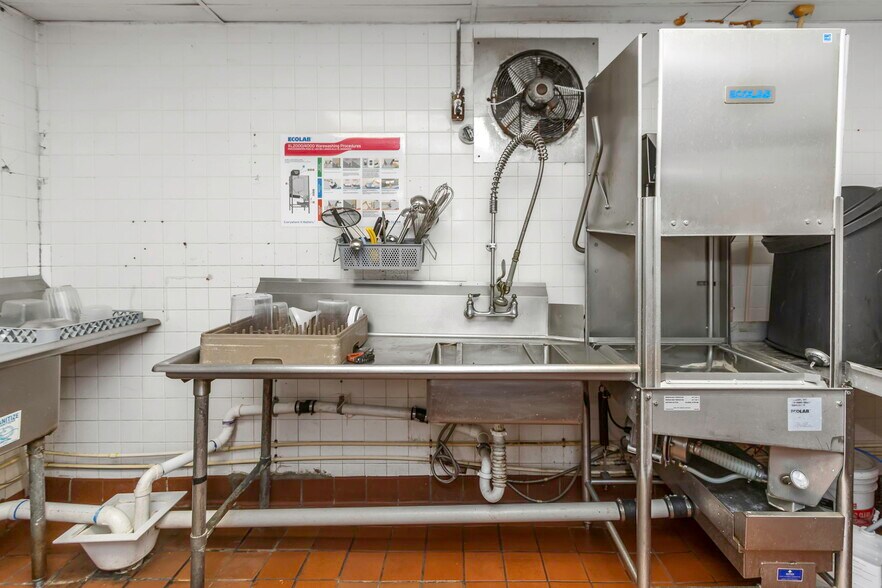 More Photos Of 2901 Tyrone Blvd, Saint Petersburg Restaurant For Sale