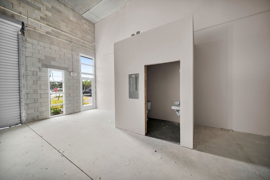 More Photos Of 1913 NE 10th Ter, Cape Coral Flex For Lease