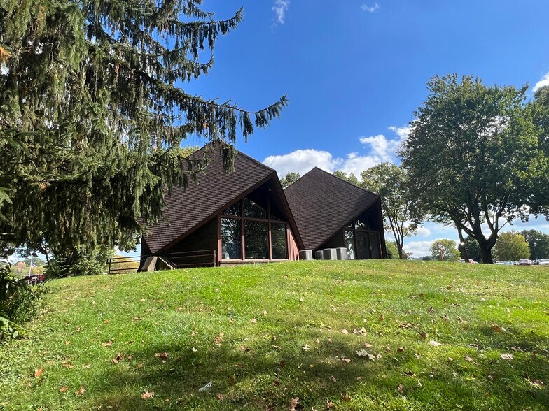 More Photos Of 10804 Wilkshire Blvd, Bolivar Office For Sale