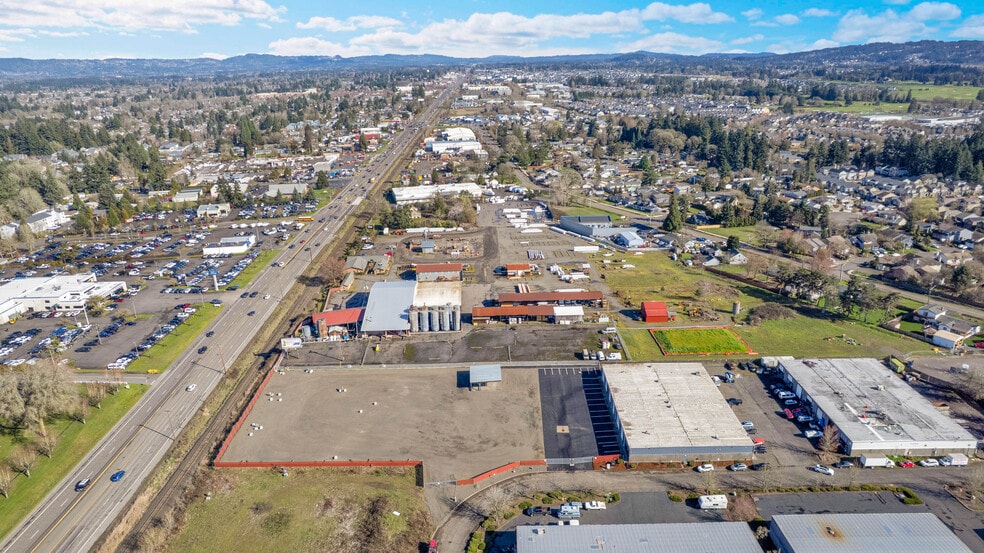 More Photos Of 2630 SE 39th Loop, Hillsboro Warehouse For Lease