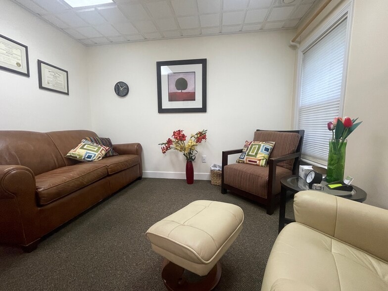 More Photos Of 33 Bedford St, Lexington Medical For Sale