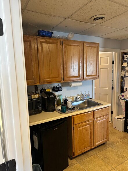 More Photos Of 40 S River Rd, Bedford Medical For Sale