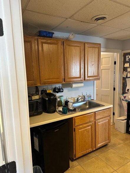 More Photos Of 40 S River Rd, Bedford Medical For Lease