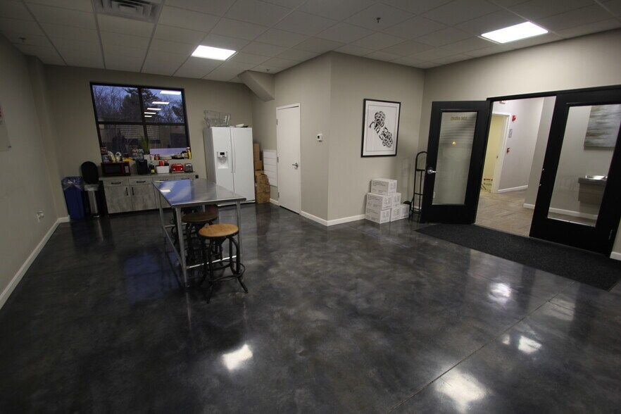 More Photos Of 2302 Turnpike St, North Andover General Retail For Lease