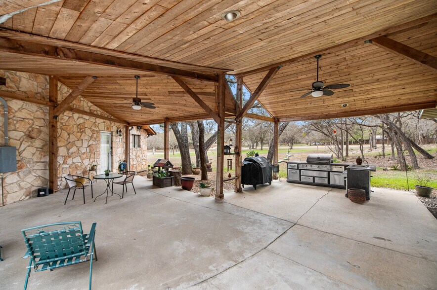 More Photos Of 101 Hunters Glen Dr, San Marcos Flex For Sale