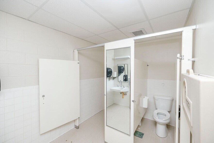 More Photos Of 856 S Green St, Wichita Religious Facility For Sale