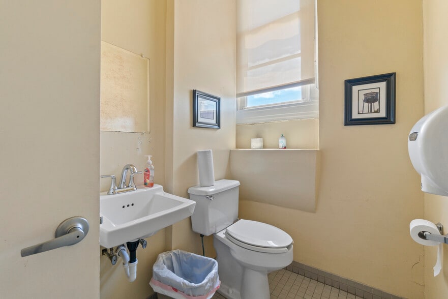 More Photos Of 429 N Eutaw St, Baltimore Office For Sale