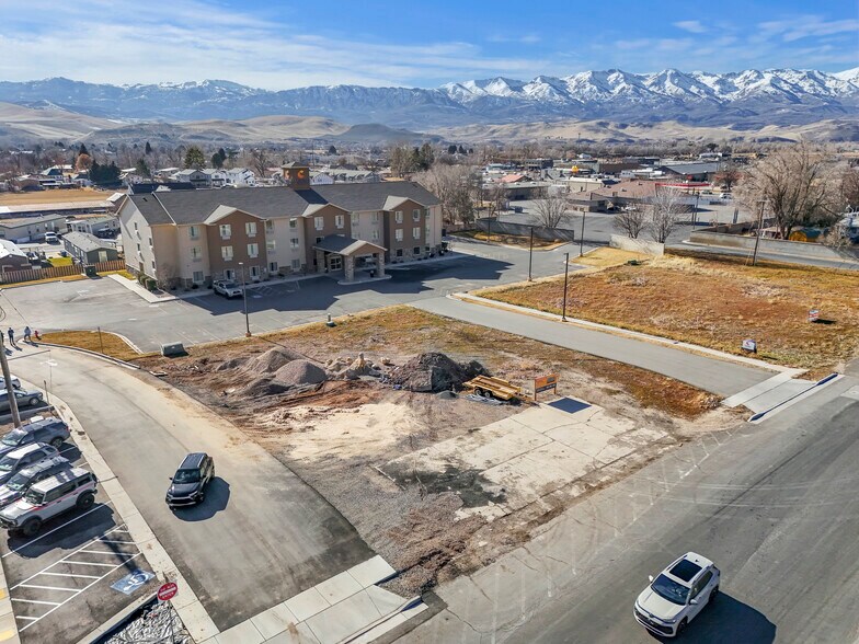 More Photos Of 211 Commercial st, Morgan Storefront Retail Office For Lease