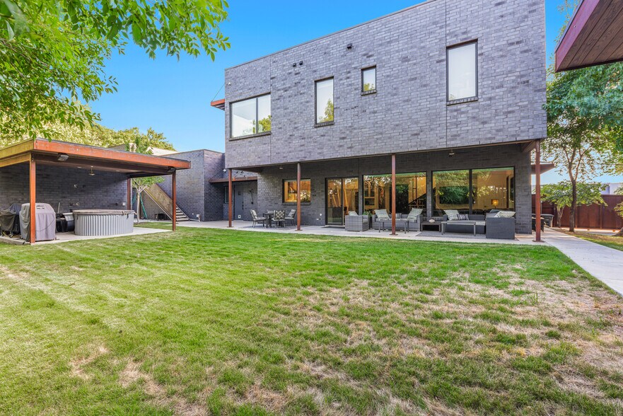 More Photos Of 4798 Iberia Ave, Dallas Office For Sale