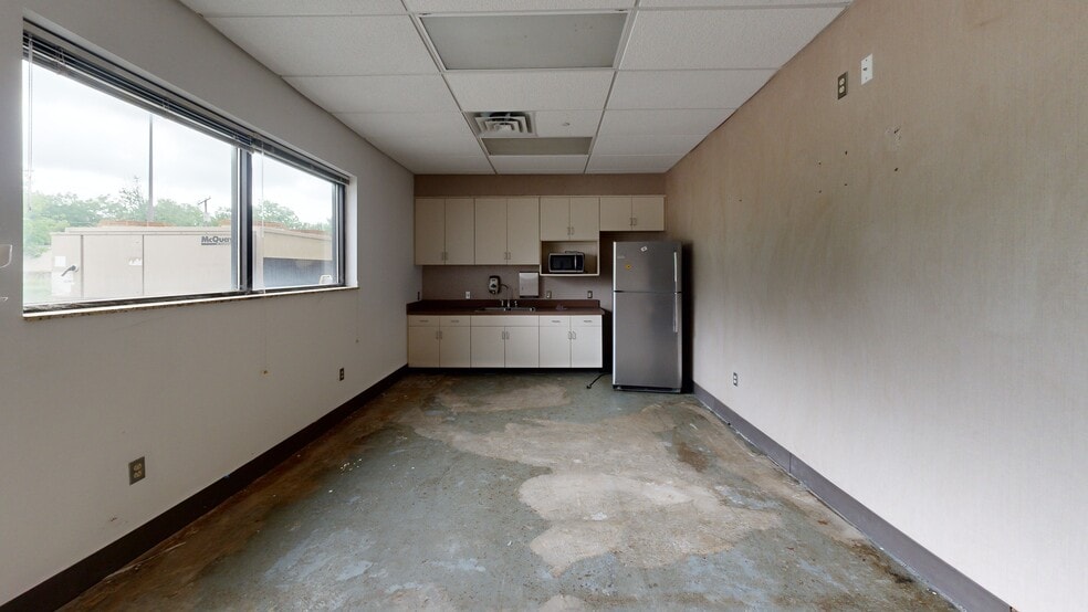 More Photos Of 2596 Interstate 55, Marion Medical For Sale