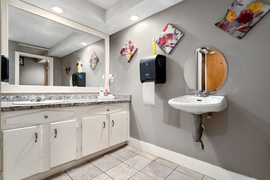 More Photos Of 13 Park Ave, Hadley Restaurant For Sale