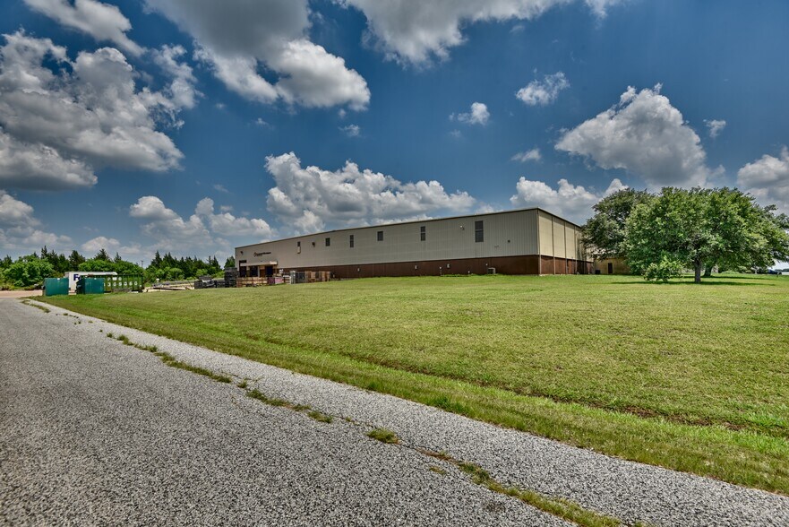 More Photos Of 1901 Longwood Dr, Brenham Manufacturing For Sale