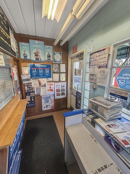 More Photos Of 105 W Cross St, Palestine Storefront Retail Residential For Sale