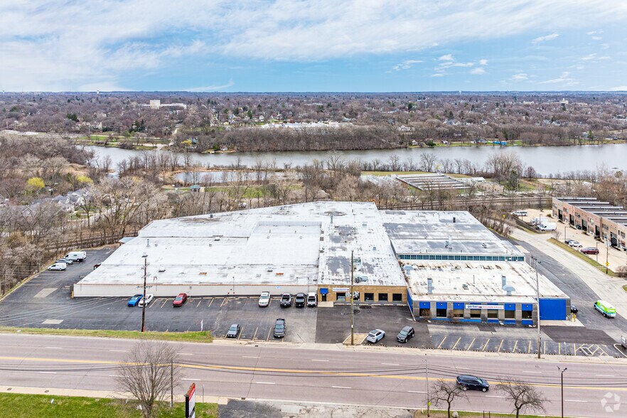 More Photos Of 801-805 N State St, Elgin Warehouse For Lease