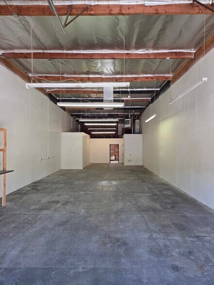 More Photos Of 26818 Oak Ave, Canyon Country Warehouse For Lease