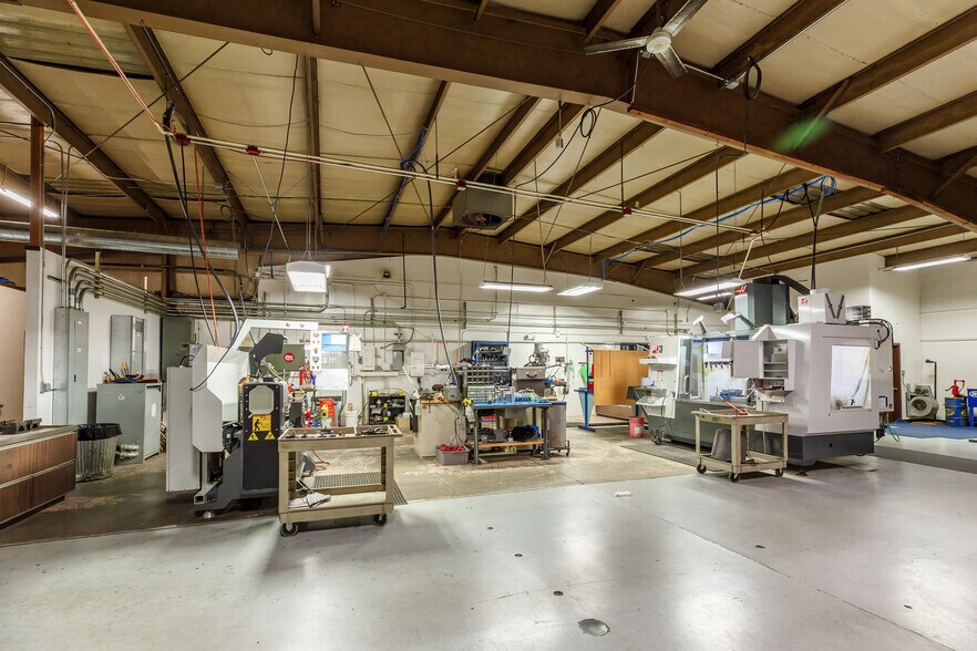 More Photos Of 9952 SE Oak St, Portland Warehouse For Sale