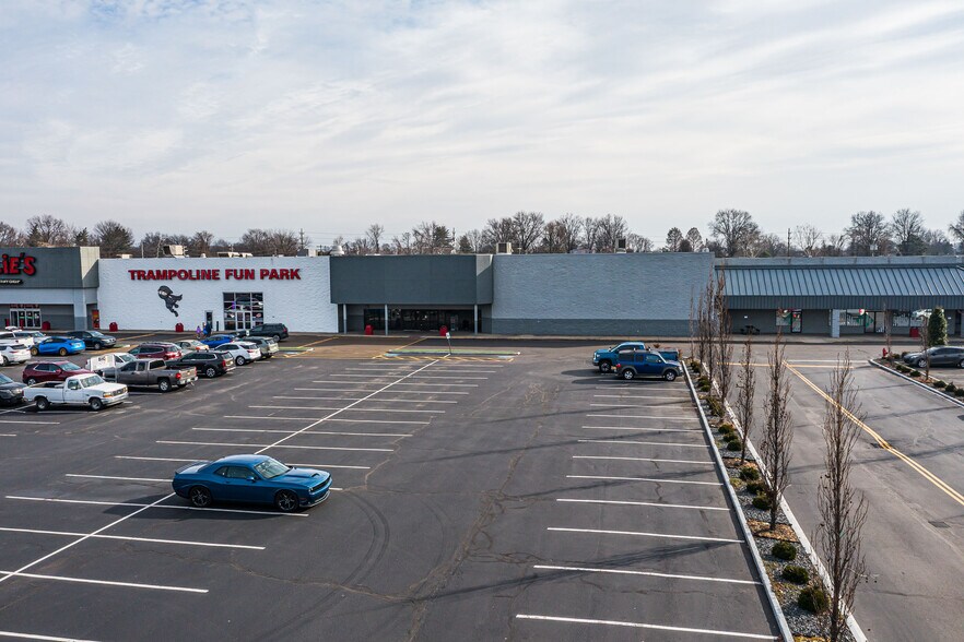 More Photos Of 706 E Lewis & Clark Pky, Clarksville Department Store For Lease
