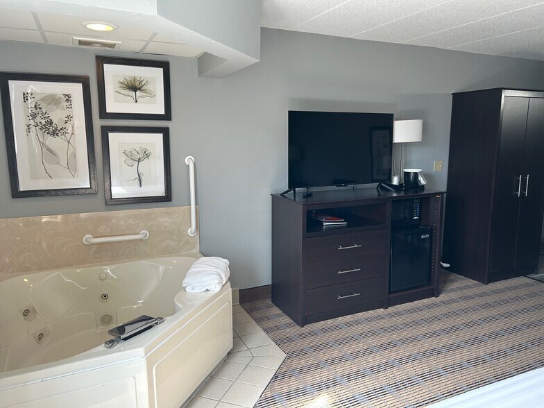 More Photos Of 222 W 2nd St, Ottumwa Hotel For Sale