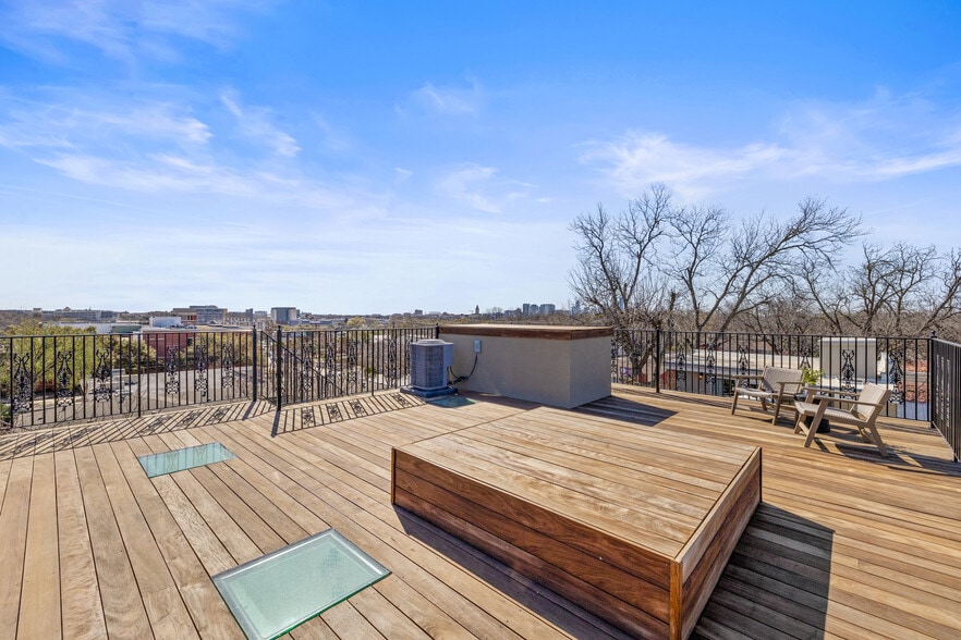 More Photos Of 1810 W 35th St, Austin Specialty For Sale
