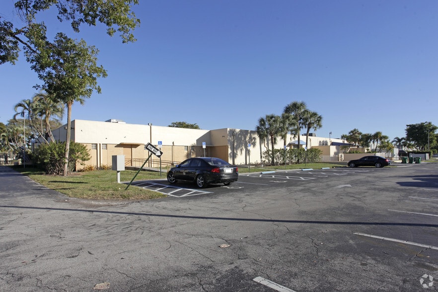 More Photos Of 2800 Gateway Dr, Pompano Beach Manufacturing For Lease