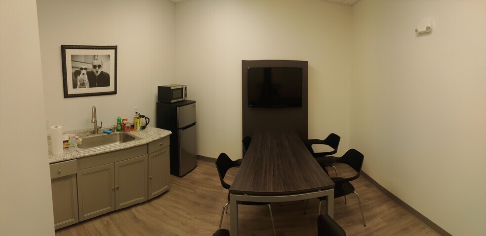 More Photos Of 4300 Mackinnon Industrial Pky, Mobile Distribution For Lease