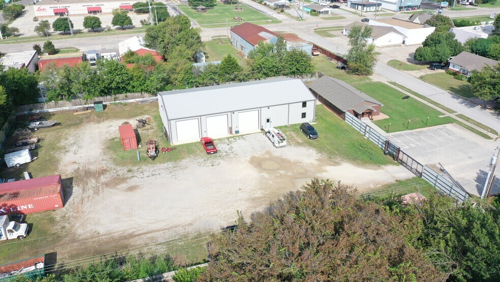 More Photos Of 2320 Beverly Hills St, Norman Warehouse For Sale