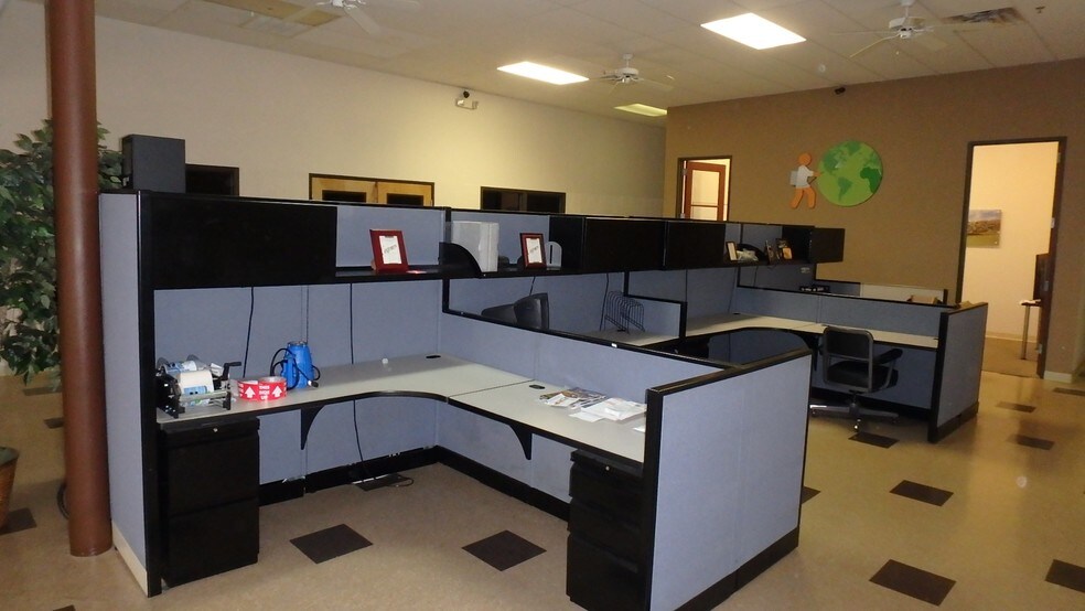 More Photos Of 3923 Morse St, Denton Flex For Lease