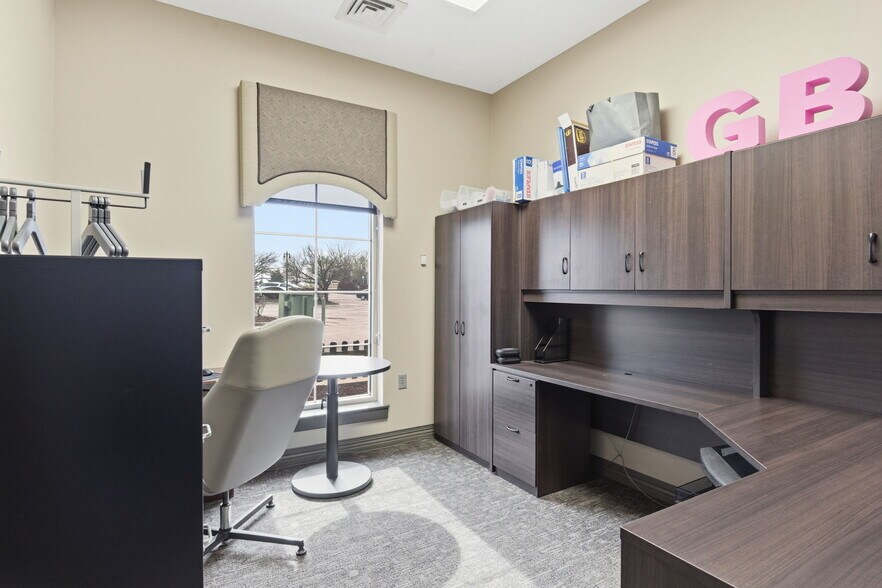 More Photos Of 2104 Chesterfield Blvd, Springfield Office For Sale