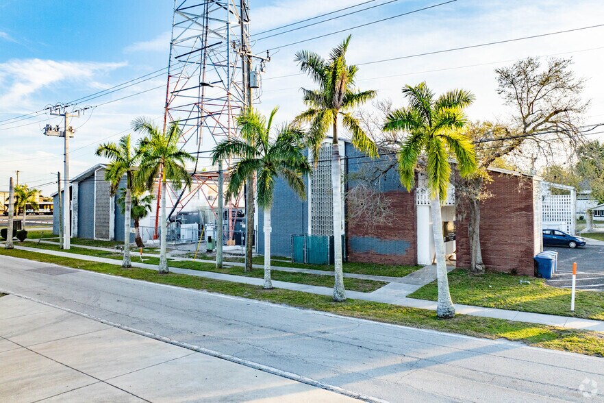 More Photos Of 940 Tarpon St, Fort Myers Schools For Lease