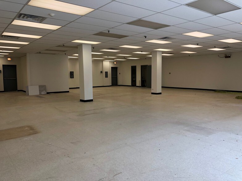 More Photos Of 2306-2332 Hassell Rd, Hoffman Estates Storefront For Sale