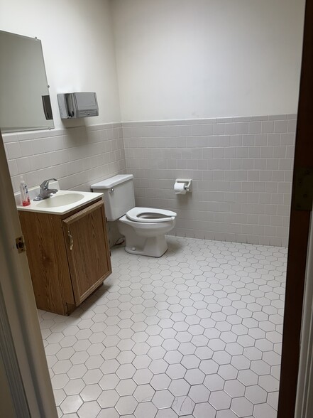 More Photos Of 12 Salters Creek Rd, Hampton Office For Lease