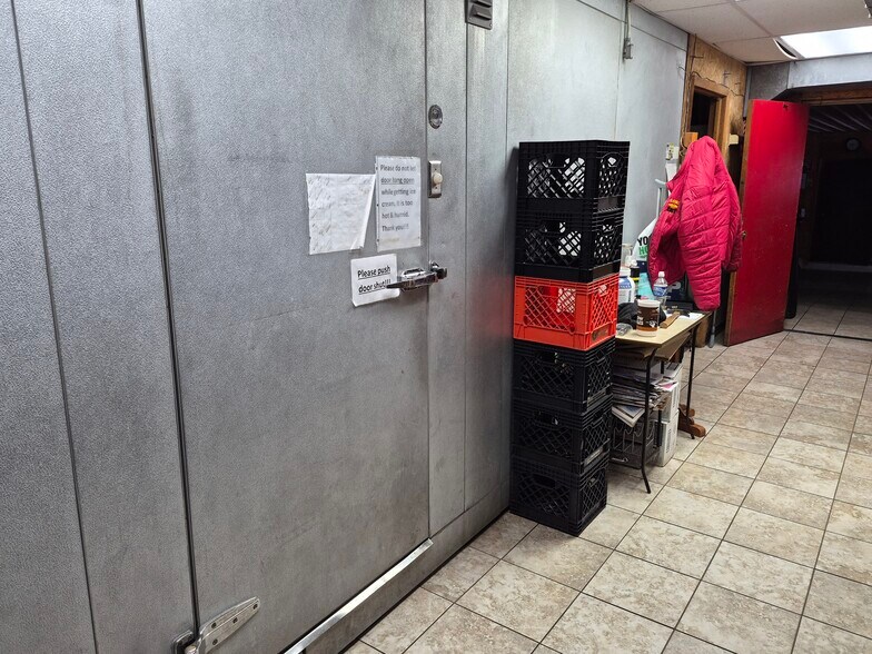 More Photos Of 118 N 4th St, Abbotsford General Retail For Sale