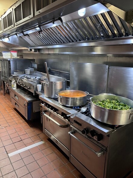 More Photos Of 300 Derby St, Salem Restaurant For Lease